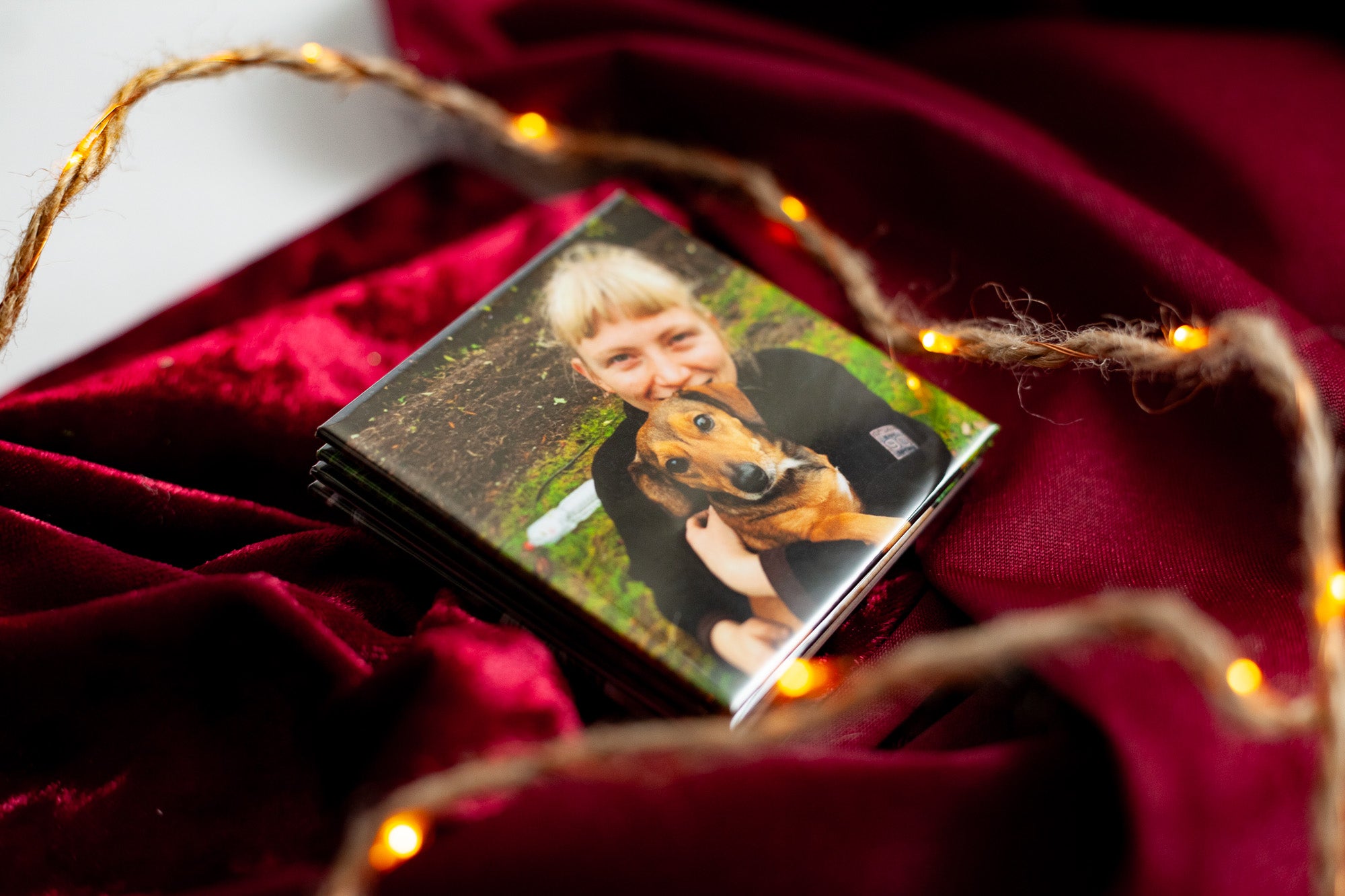 notjustmagnets. – 4 fotomagneten (The Quartet), meisje met een hondje, kerst flatlay velvet bokeh