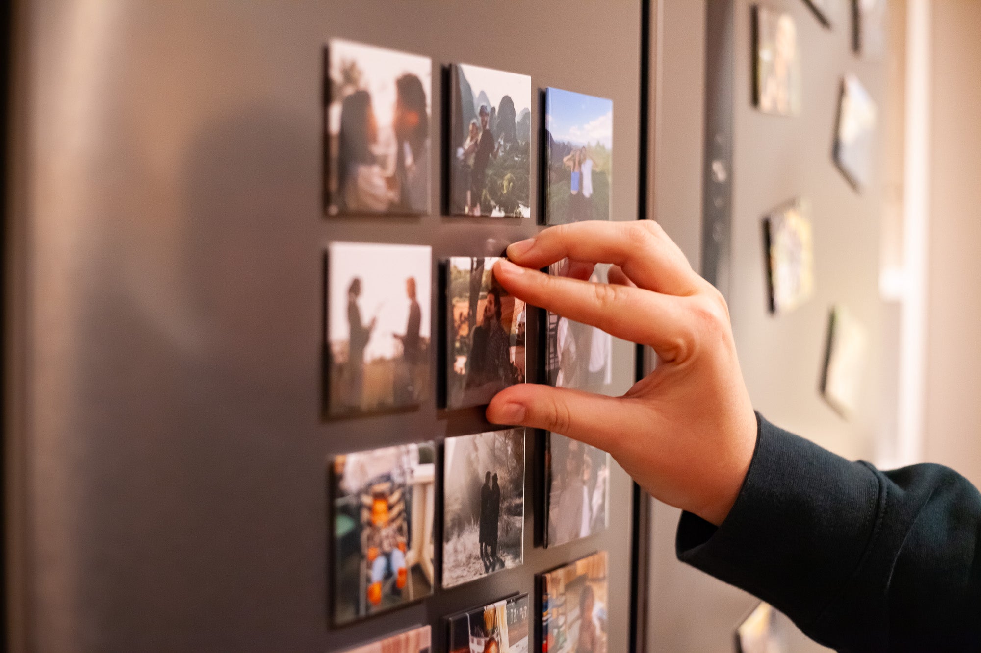 notjustmagnets. – fotomagneten in interieur, mix van aantallen, sfeerfoto op frigo koelkast