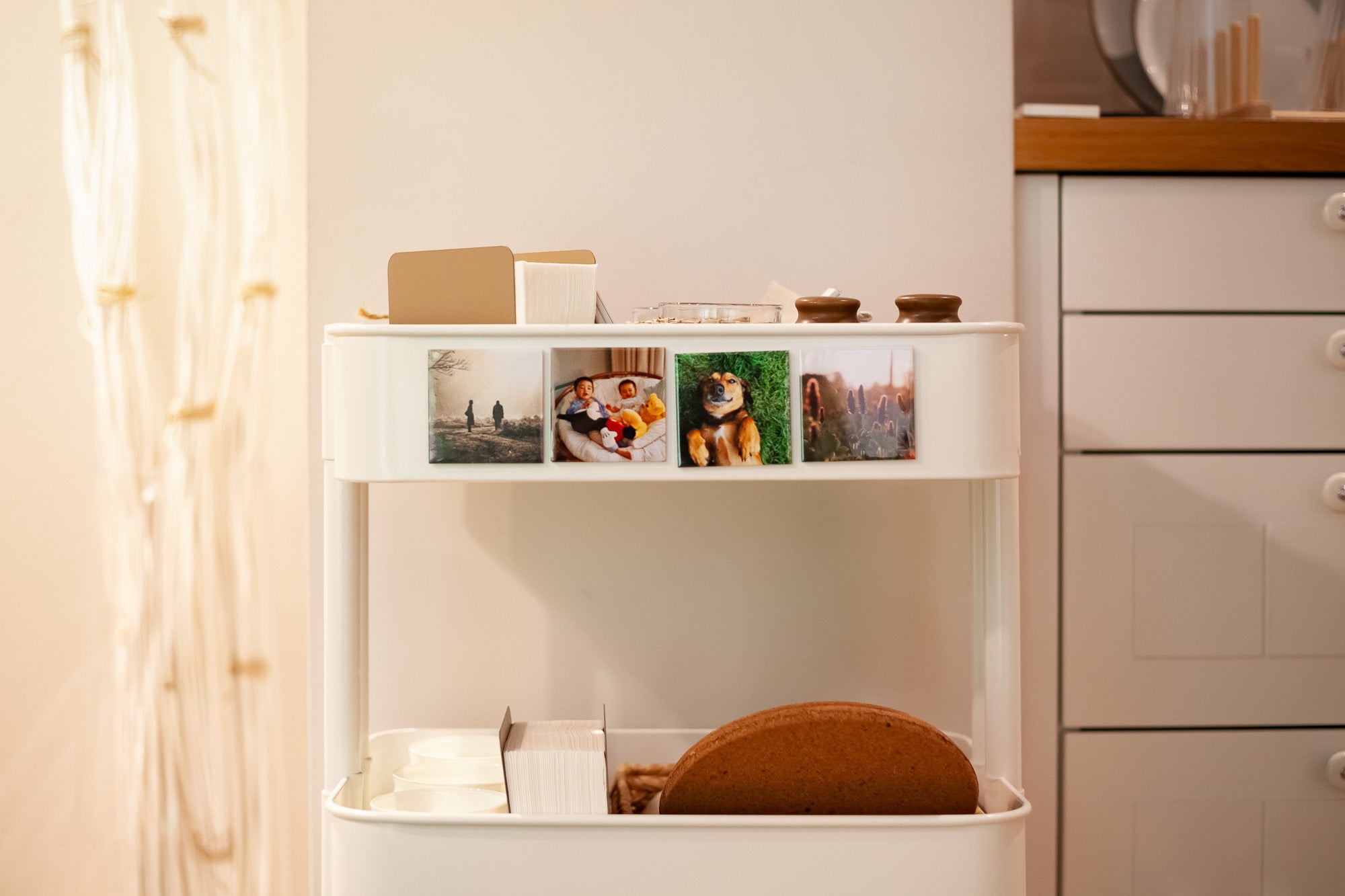 notjustmagnets. – 4 fotomagneten in interieur, sfeerfoto op metalen kar